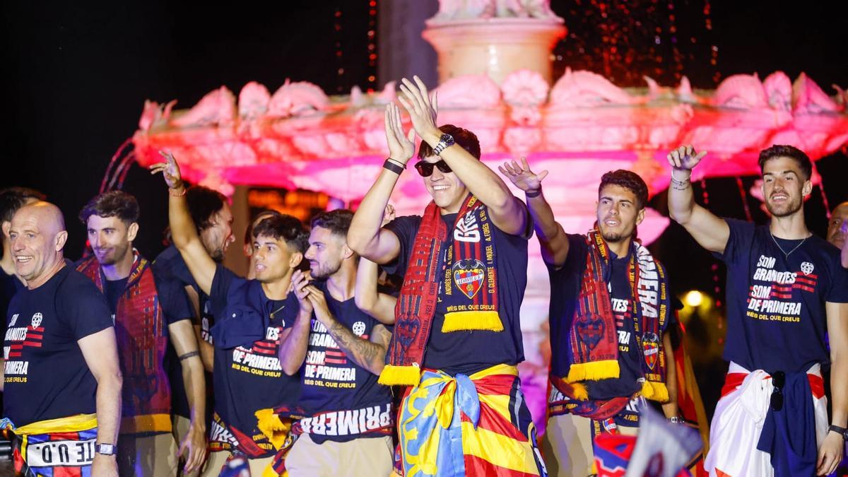 Vídeo: La llegada del Levante UD a la Fuente de las Cuatro Estaciones