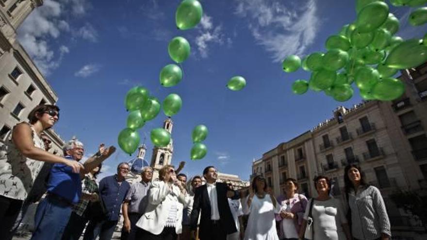 Suelta de globos en Alcoy con motivo del Día Mundial  del Alzheimer