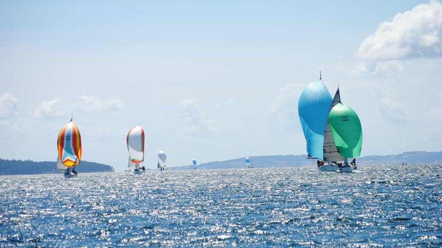 Imagen de la flota de cruceros navegando camino de Vilagarcía de Arousa en el día de ayer. // FDV