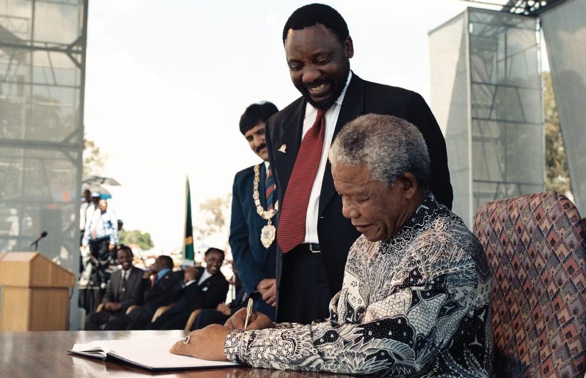 Nelson Mandela firma la Constitución sudafricana, en 1996. 