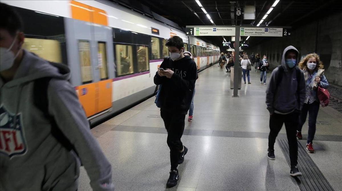 BARCELONA 27 10 2020 Barcelona  El transporte publico en tiempos de pandemia  Aglomeraciones en Cercanias  en la estacion de El Clot  Rodalies  linia R2  de Clot  FOTO de RICARD CUGAT