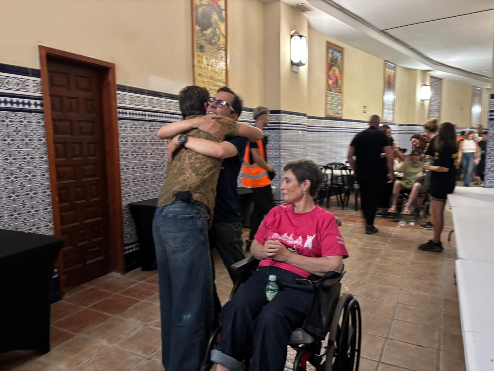 Manuel Carrasco cumple el sueño de Juan y yolanda en su concierto en Alicante
