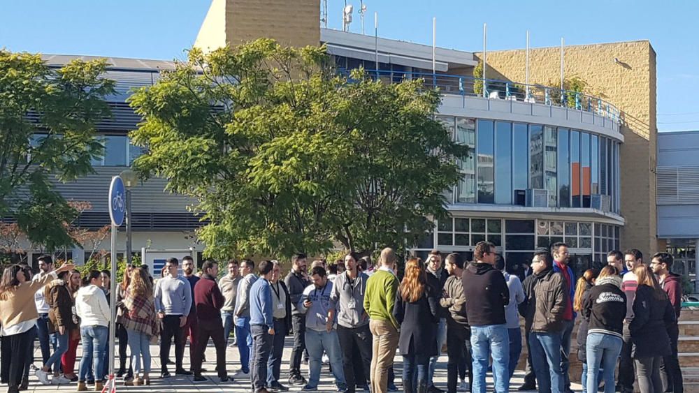 Eran las 12.00 horas cuando muchos de los trabajadores del Parque Tecnológico de Andalucía (PTA) han salido a las puertas de las empresas donde trabajan para exigir soluciones a los problemas de movil