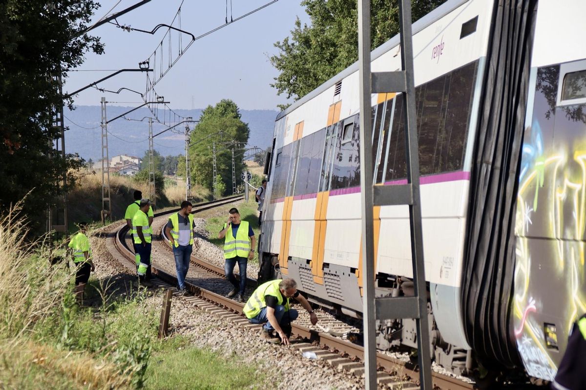 Operaris treballant en el xoc d'un tren i un camió a l'R3