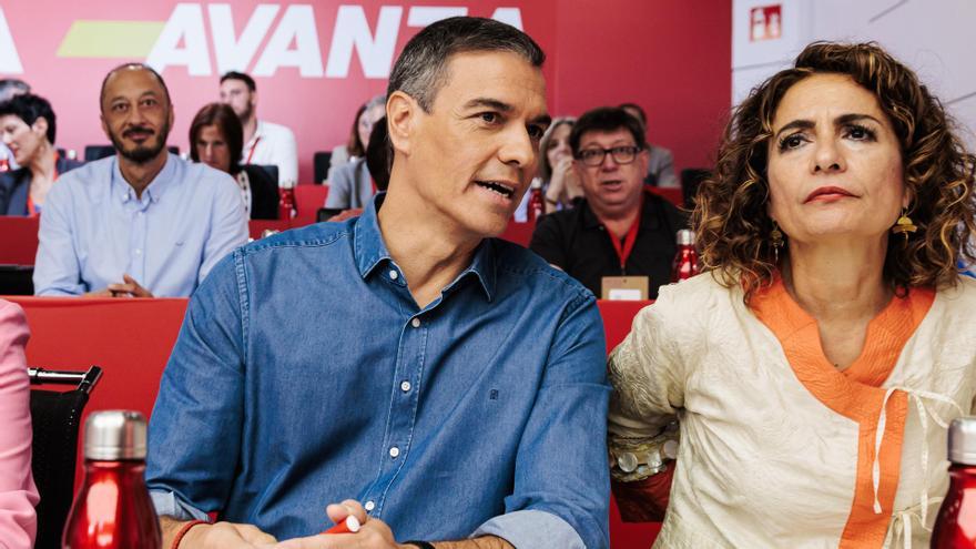 El presidente del Gobierno, Pedro Sánchez, y la vicepresidenta primera y ministra de Hacienda, María Jesús Montero, durante el Comité Federal del PSOE celebrado el pasado sábado.