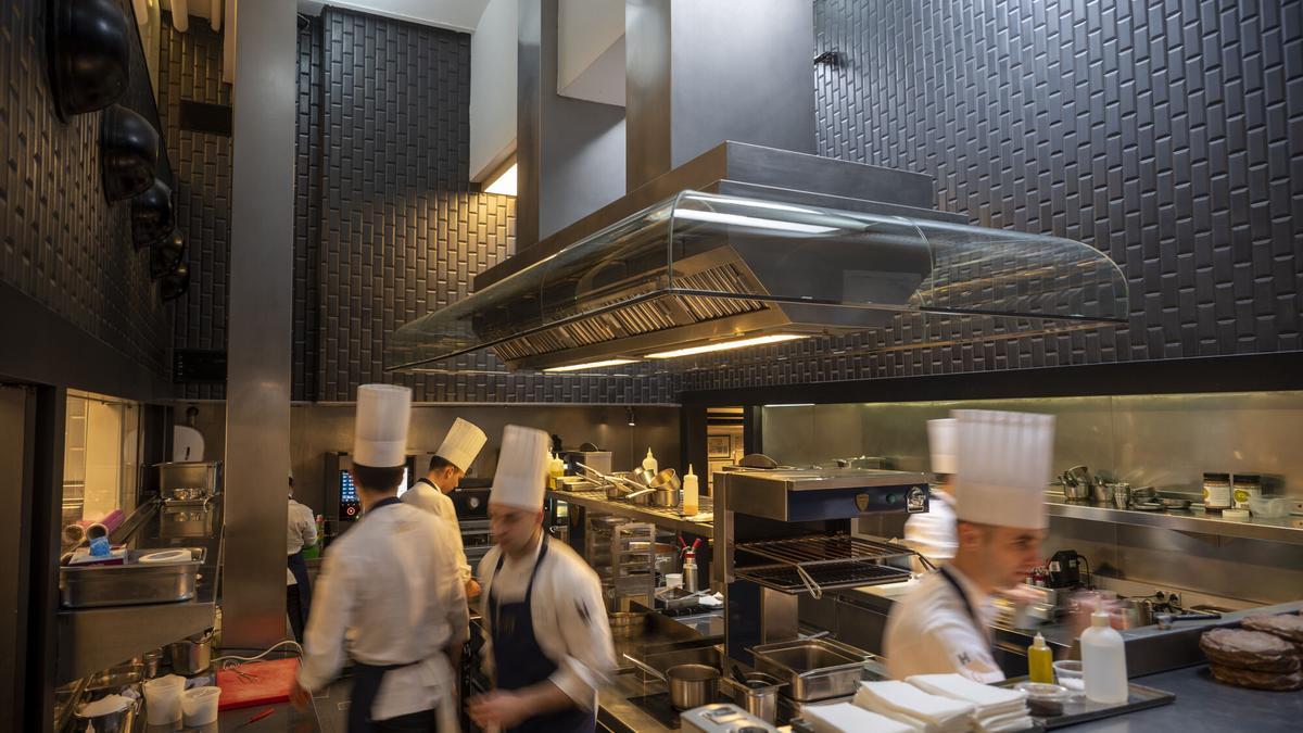 Ambiente en la cocina de un restaurante distinguido con estrellas Michelin.
