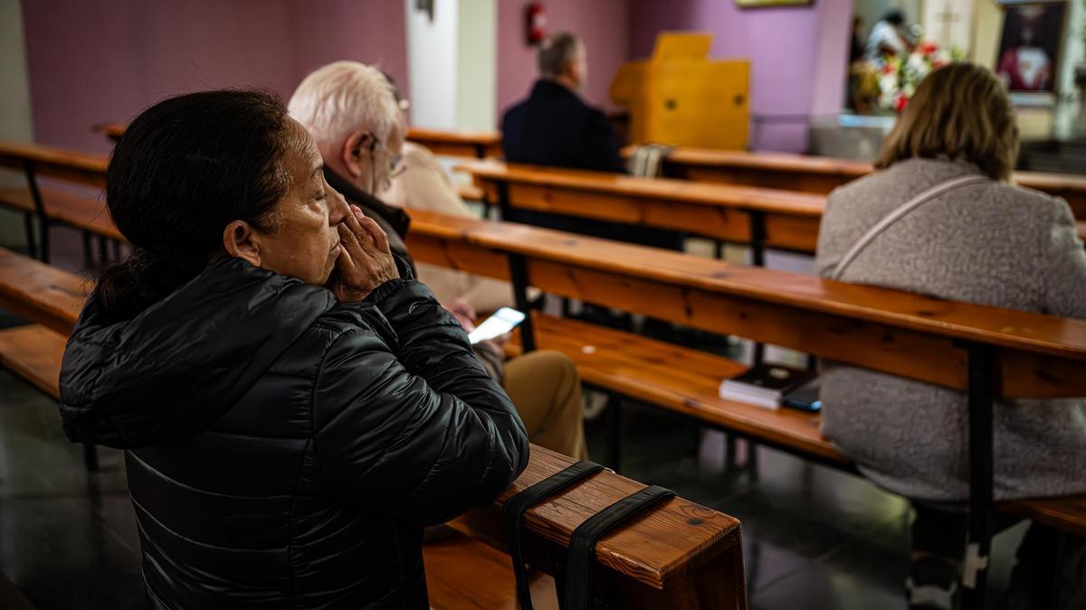 Feligreses rezando en la capilla del Santísimo en la iglesia del Esperit Sant, en Barcelona.