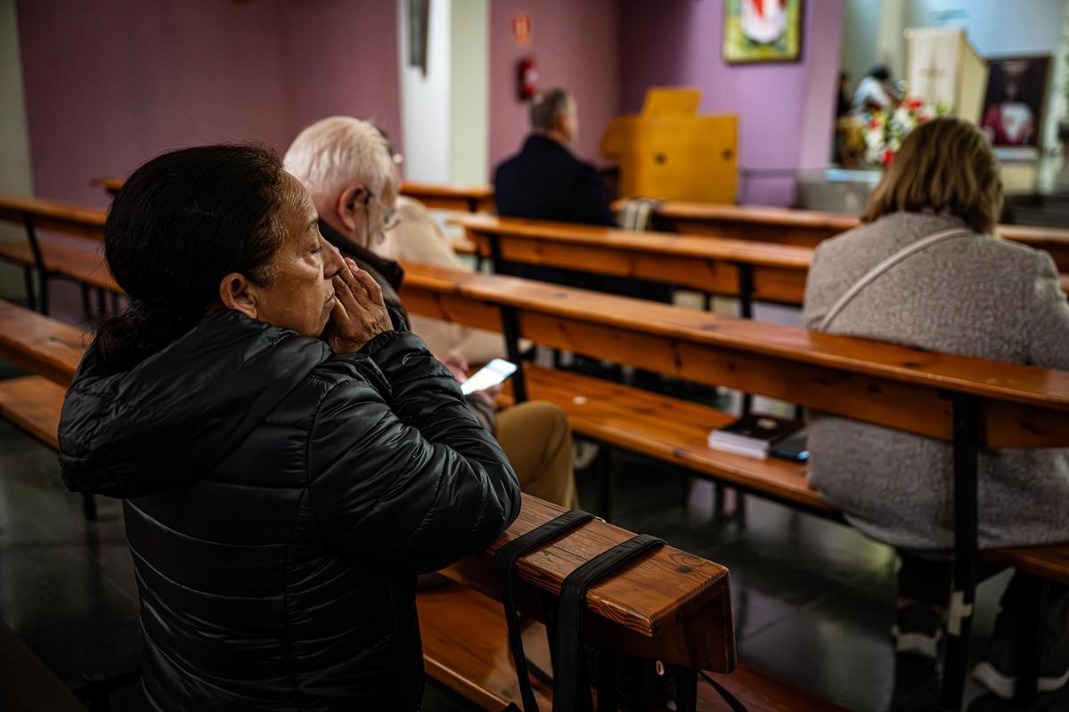 Feligreses rezando en la capilla del Santísimo en la iglesia del Esperit Sant, en Barcelona.
