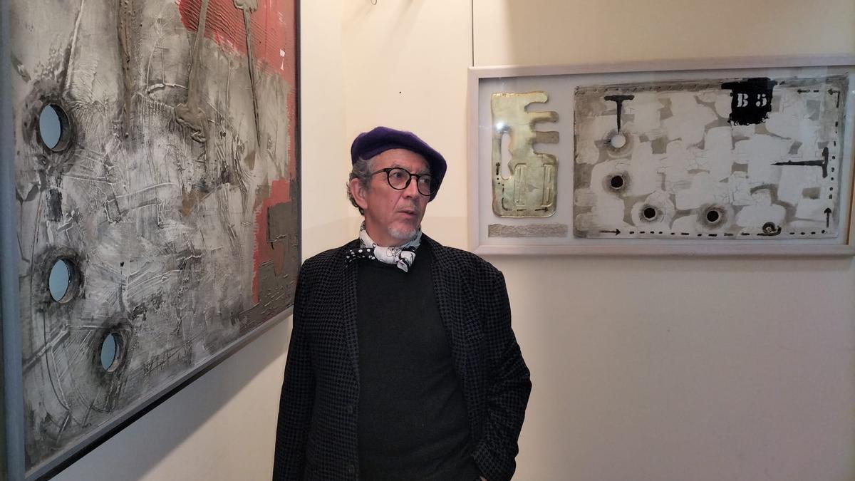 El autor, junto a algunas de sus obras que permanecen expuestas.