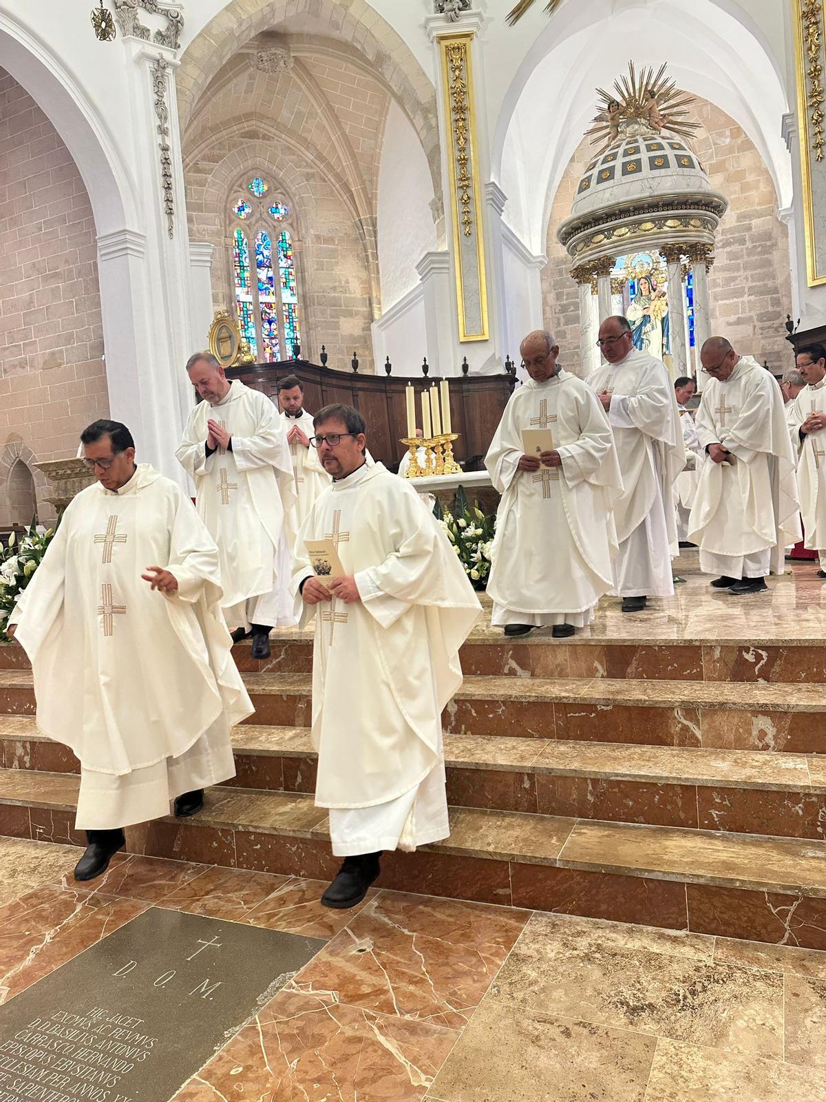 Todas las imágenes de la Misa Crismal en la Catedral de Ibiza.