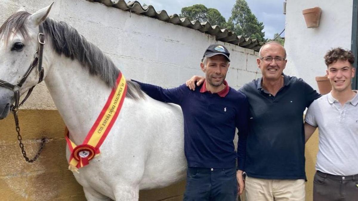 Alejandro Nande con el alcalde (en el centro)y Jaime Pedrosa, unode sus pupilos.