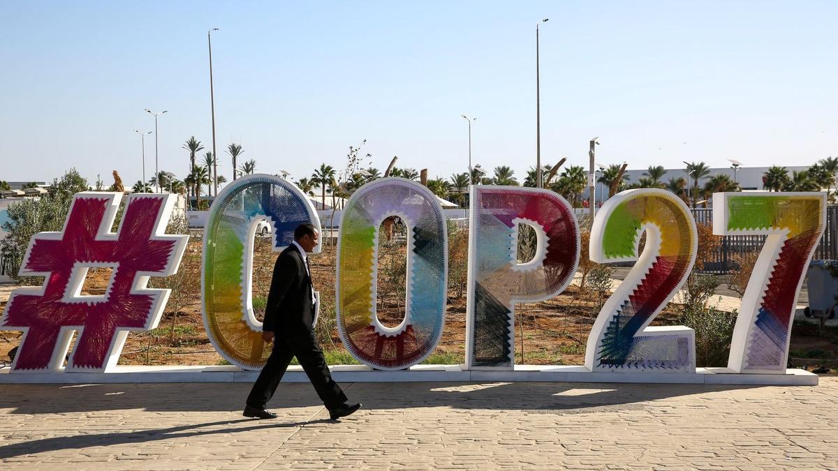 Logotipo de la COP27 en el recinto del Centro Internacional de Convenciones de Sharm El Sheikh en Sharm El-Sheikh