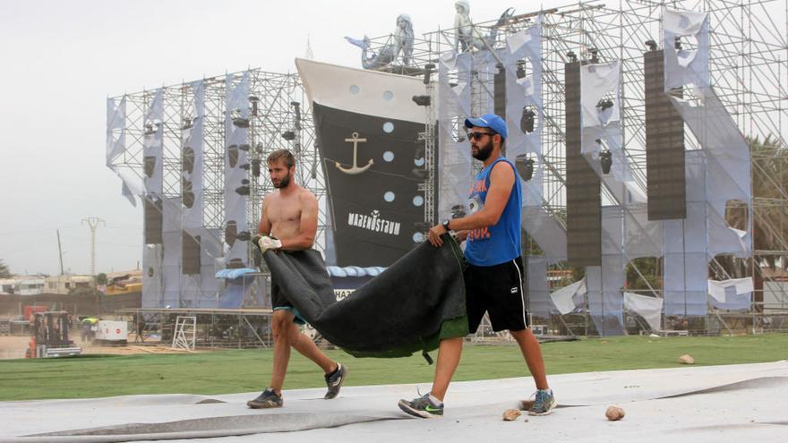 Desmontaje del Marenostrum en la Marina de València en 2016.