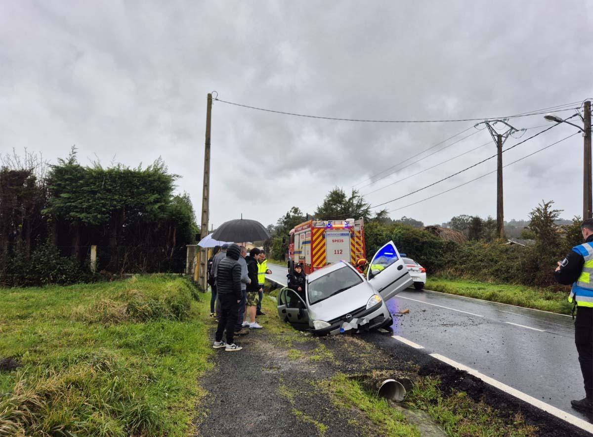 Una mujer resulta herida al salirse un coche de la calzada en la carretera de Mera a Veigue.