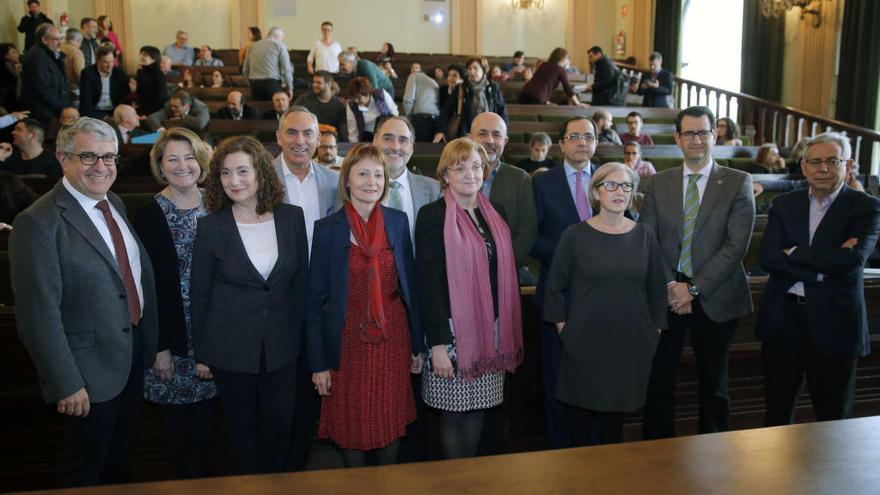 Mavi Mestre con el resto de su equipo en el salón de actos del Rectorado.