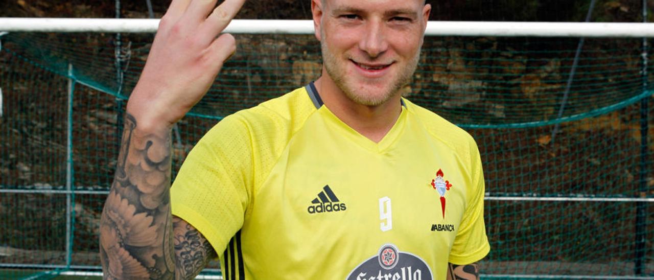 John Guidetti recuerda los tres goles al Ajax. // Ricardo Grobas