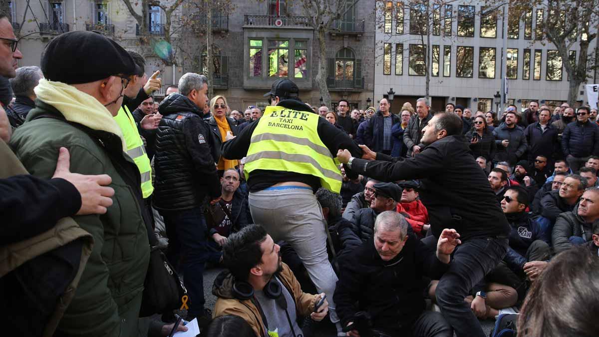 Aumenta la tensión entre los taxistas en huelga en Barcelona