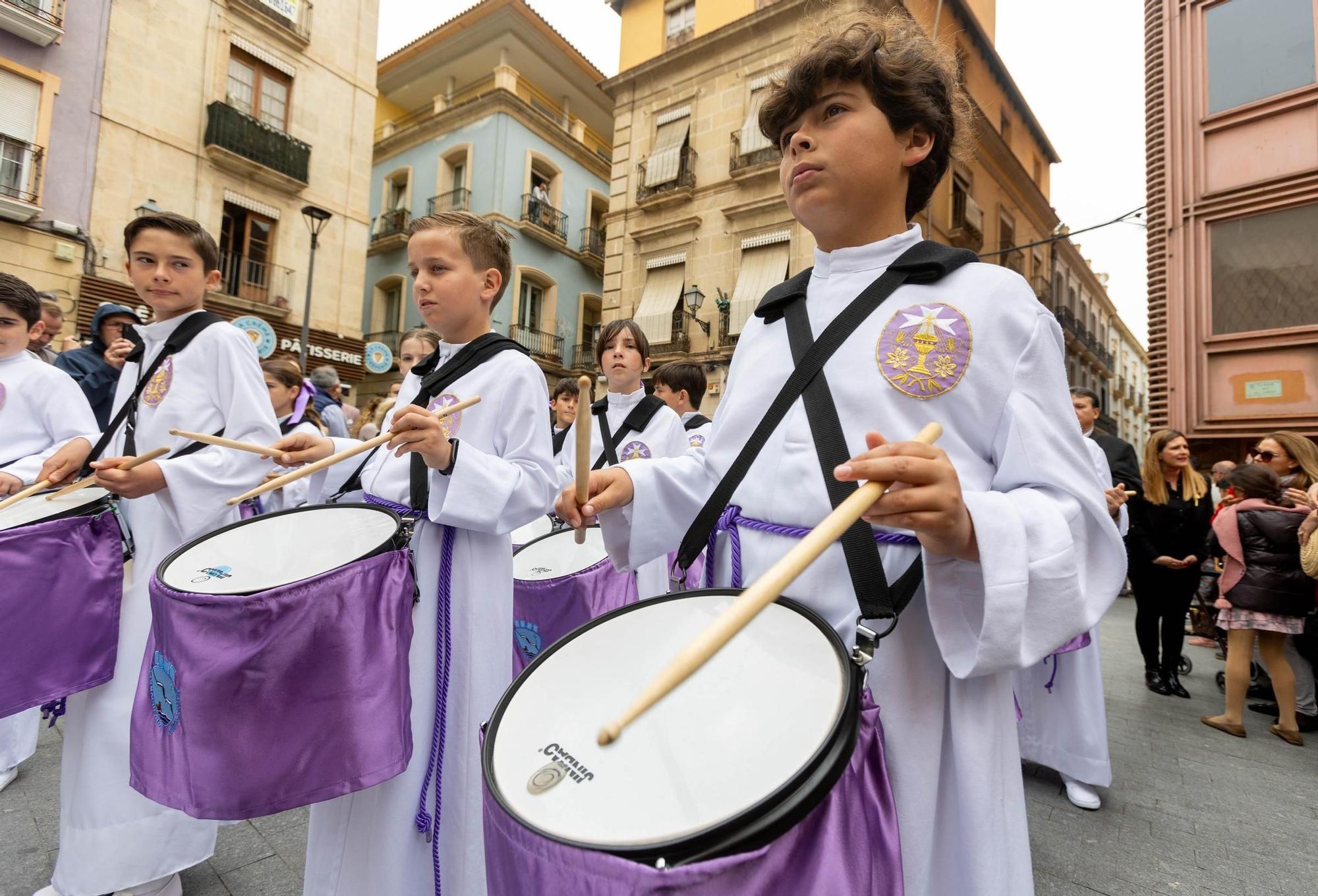 Miles de personas abarrotan el centro de la ciudad de Alicante para celebrar el Domingo de Ramos