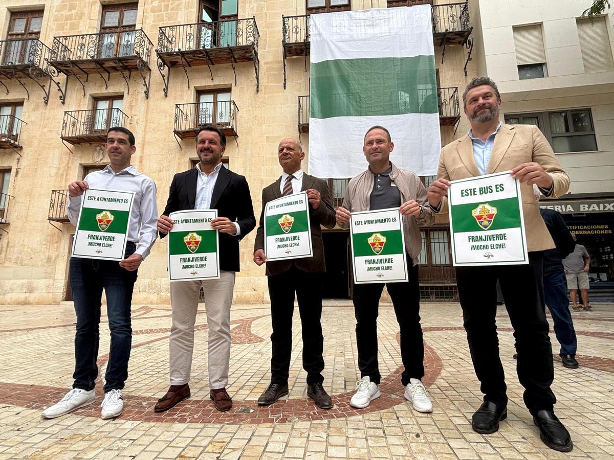 Presentación en la plaza junto al Ayuntamiento de Elche de la campaña en apoyo del Elche CF