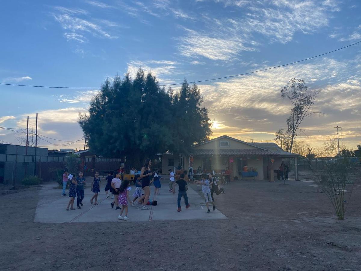 Tarde de juegos infantiles en la casa de los proyectos escolapios en Mexicali, donde viven Júlia y Teresa.
