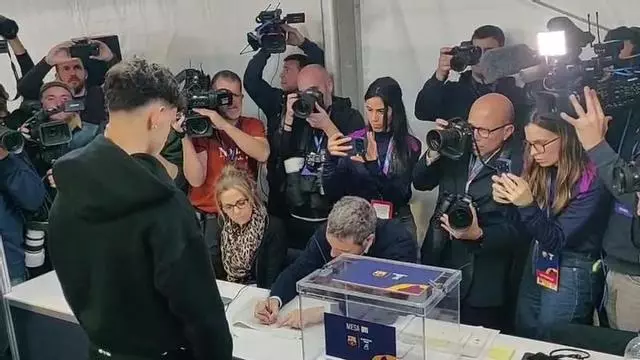 Héctor Fort vota en menos de un minuto pero se dejaba el DNI...