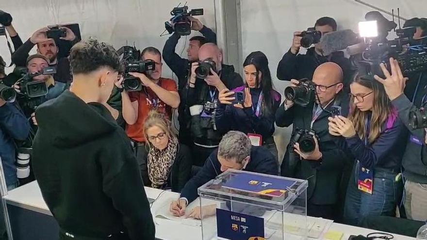 Héctor Fort vota en menos de un minuto pero se dejaba el DNI...