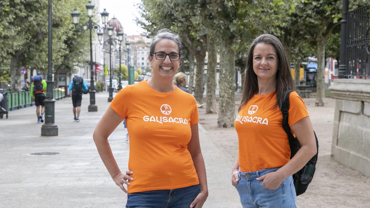 Bea Domínguez (izq.) y Mamen Reinoso, en la Alameda de Bouzas, por donde pasa una de las rutas