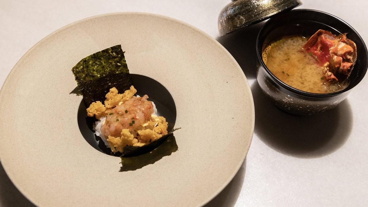 El 'temaki' abierto de gamba y caldo de crustáceos de Soluna.