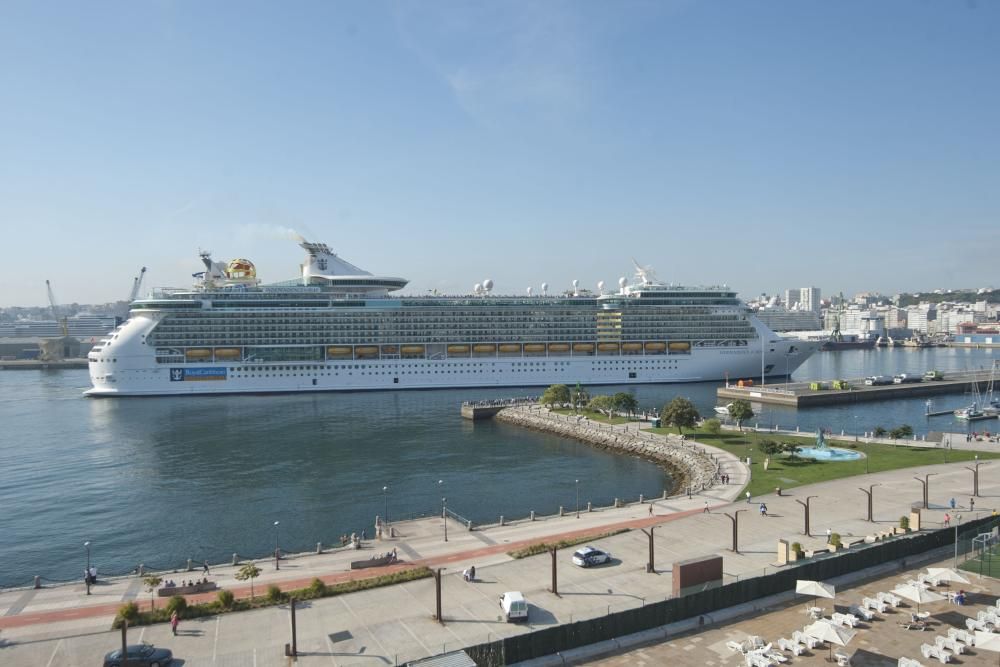 La ciudad registra un nuevo récord de visitantes, entre turistas y tripulación, con el atraque de 'Independence of the Seas', 'Koningsdam' y 'Mein Schiff' en el puerto de A Coruña.