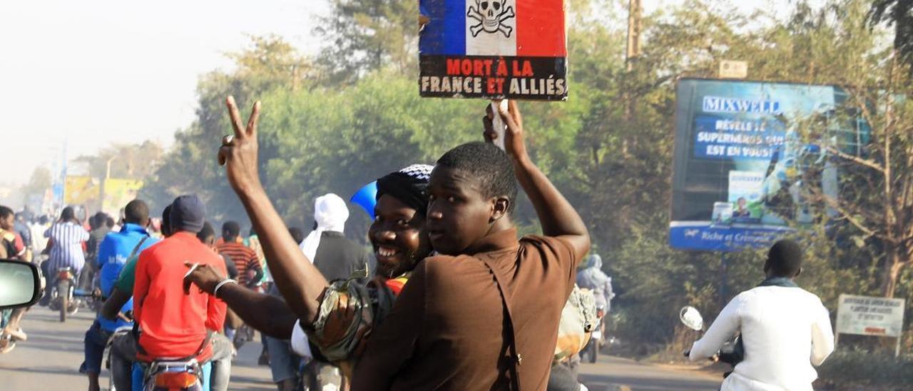 Malienses celebran la salida de las tropas de Francia