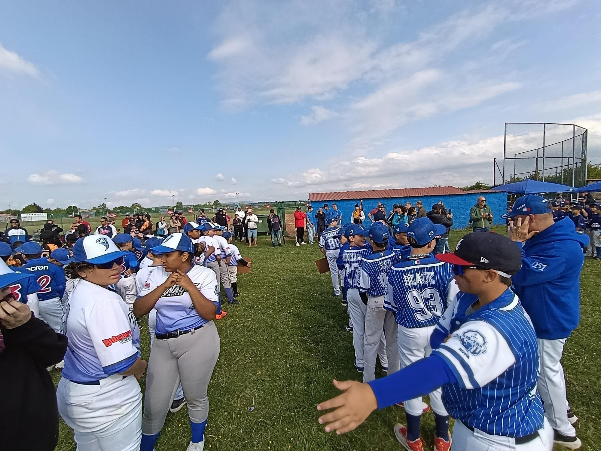 El campeonato Europeo de la Pony League de Béisbol batea en Llanera