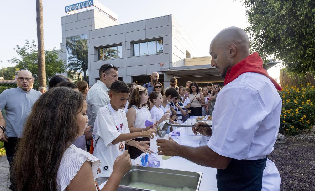 Al finalizar el acto, todos los asistentes disfrutaron de una merienda en el jardín.