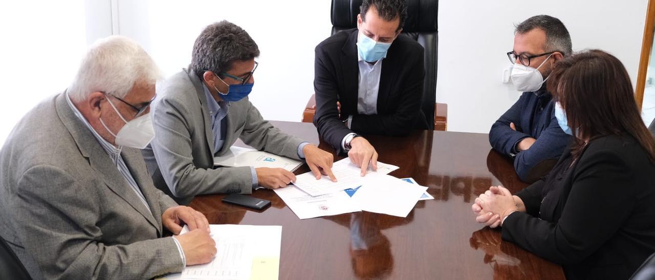 La reunión entre Alfaro y Mazón en el Ayuntamiento de Elda.