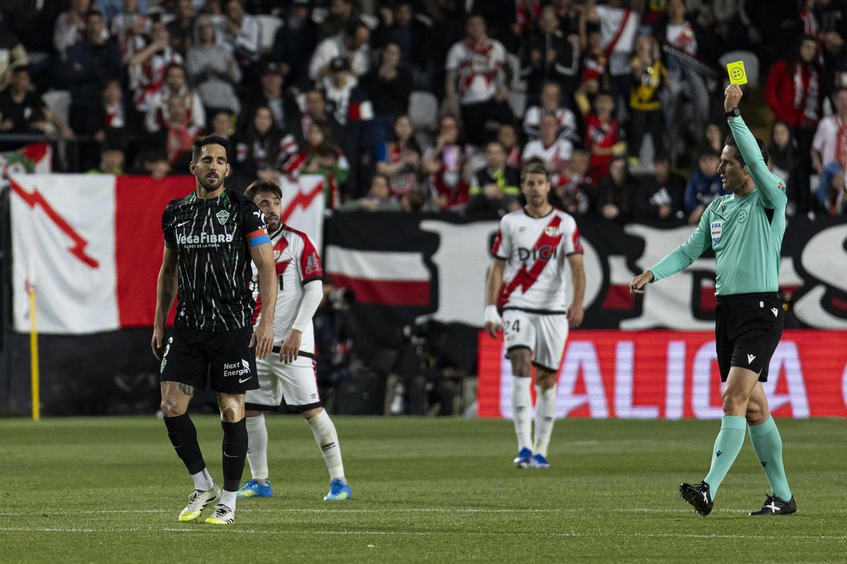 Munuera Montero enseña la primera amarilla del partido a Bigas.