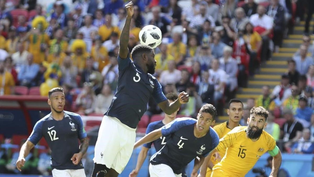 Umtiti, en el momento de cometer el penalti que supuso el empate.