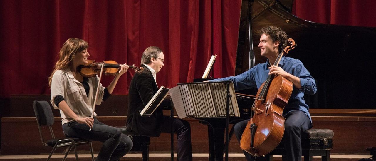 La violinista Nicola Benedetti, el pianista Alexei Grynyuk i el cel·lista Leonard Elschenbroick formen aquest trio musical.