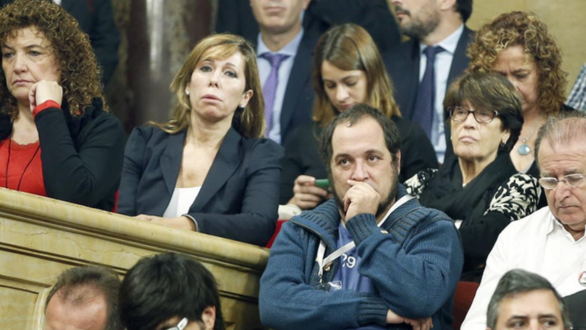 Los exdiputados Alicia Sánchez-Camacho y David Fernàndez siguen el pleno desde la tribuna de invitados del Parlament.