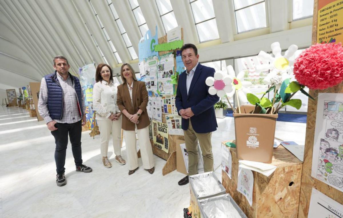 Por la izquierda, Toyos, Orviz, Madera y Pando, junto a los expositores.