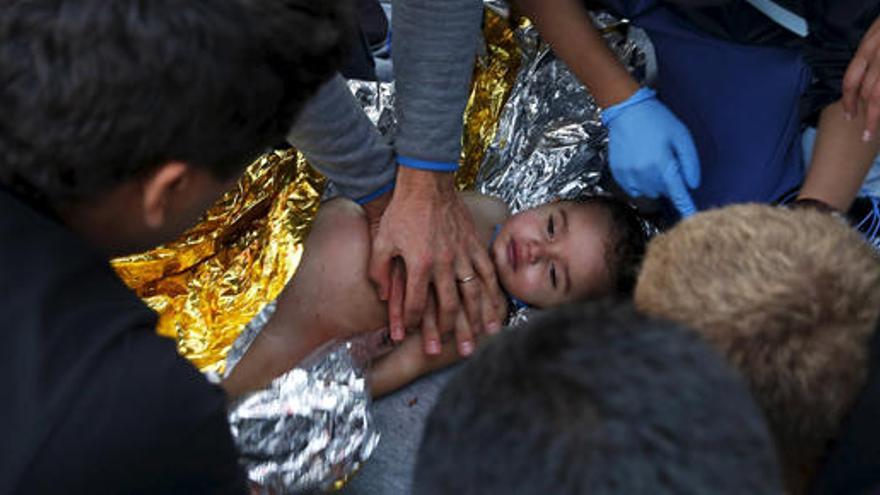 Personal médico trata de reanimar a un niño sirio en Lesbos.