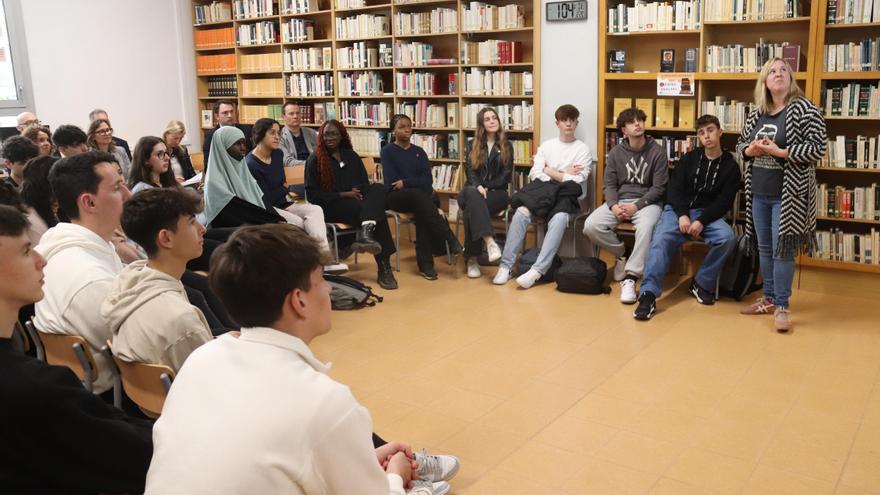 Alumnes de secundària participen a Salt en un taller sobre desinformació del Parlament Europeu