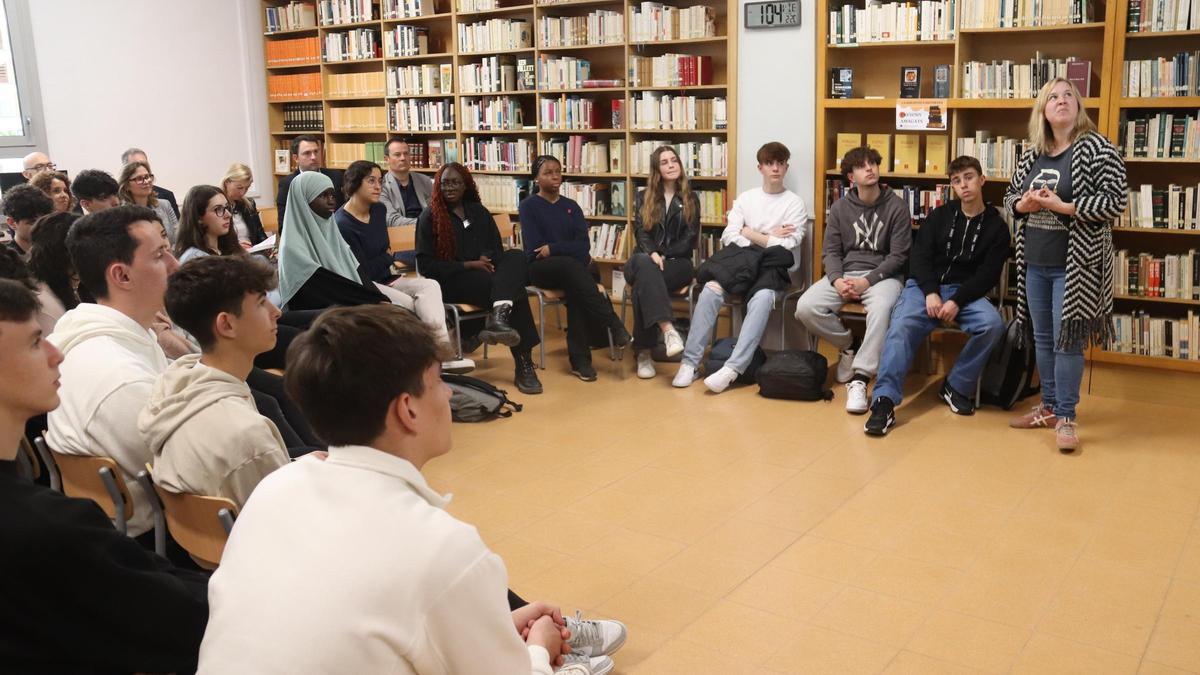 Alumnes de secundària de l'institut Salvador Espriu de Salt assisteixen a un taller contra la desinformació.