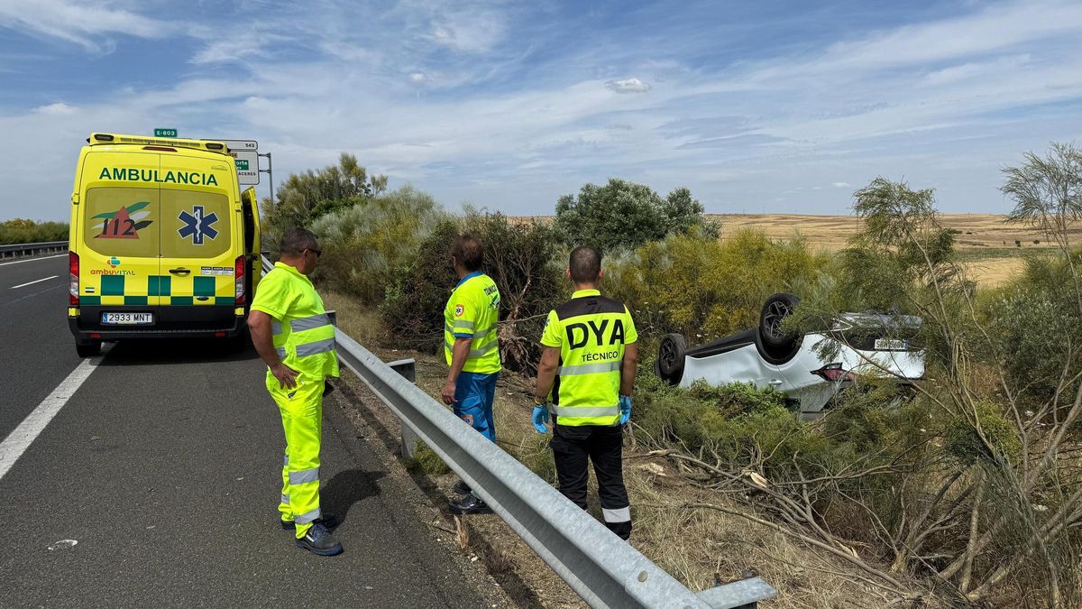 Imagen del vehículo accidentado y servicios de emergencia