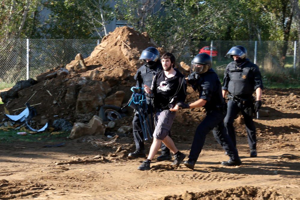 Els Mossos carreguen per dispersar les persones que tallaven la C-65 a Cassà