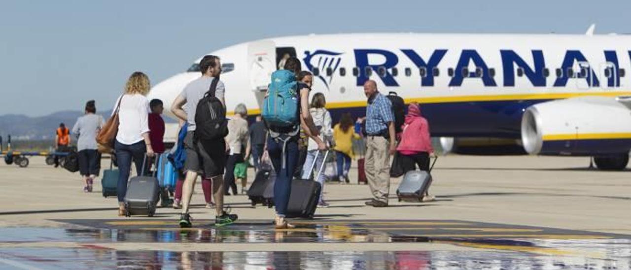 Avión de Ryanair en la terminal castellonense.