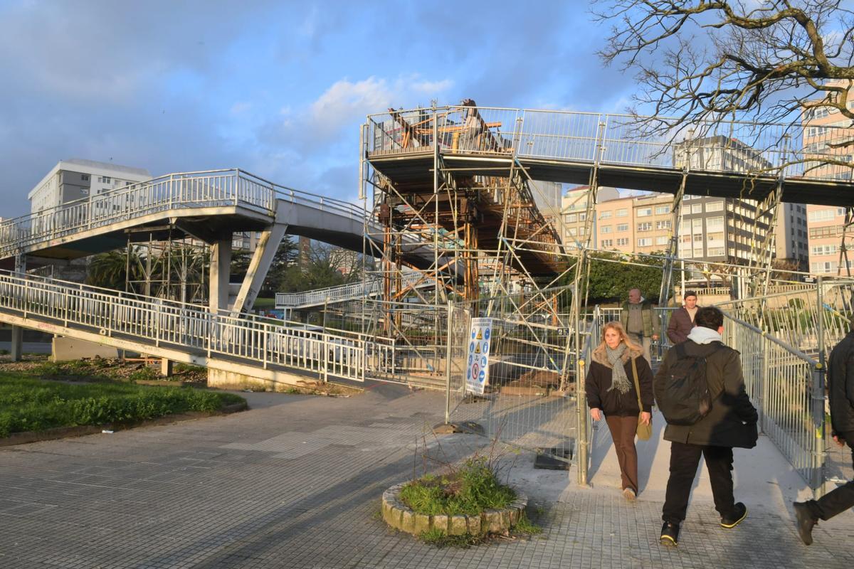 Los peatones ya cruzan entre Cuatro Caminos y Os Mallos por la nueva pasarela peatonal provisional que comunica las estaciones de buses y trenes.