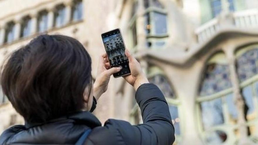 Una turista realiza una fotografía en Barcelona.