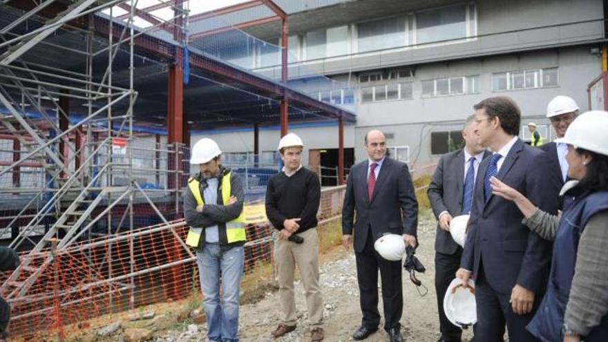 El presidente de la Xunta, ayer, con los operarios y personal del Universitario, visita las obras de ampliación del centro hospitalario. / carlos pardellas
