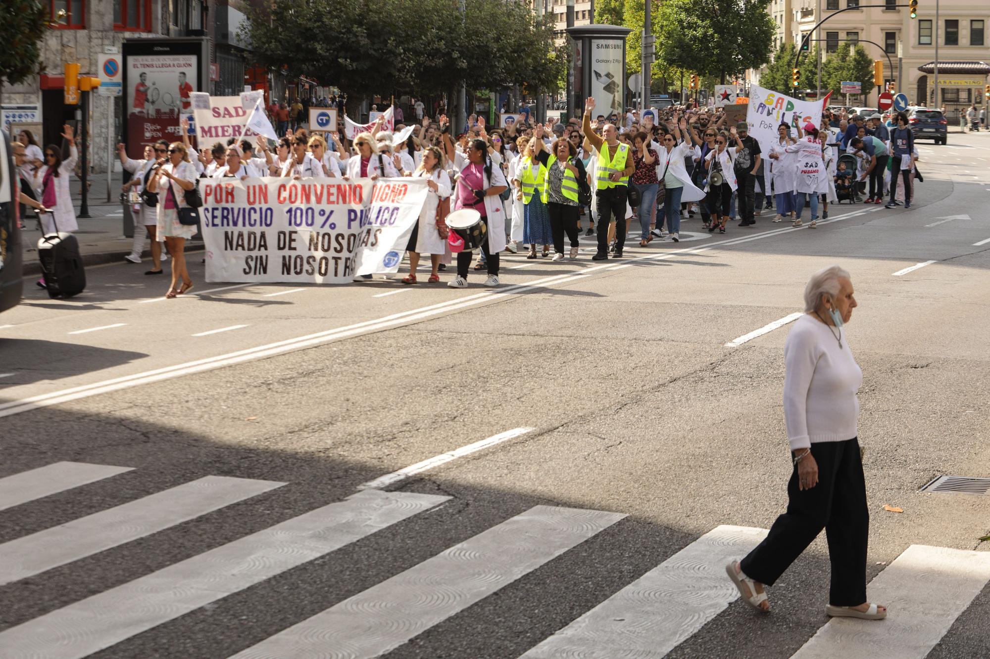 En imágenes: Las trabajadoras de ayuda a domicilio se manifiestan en Gijón