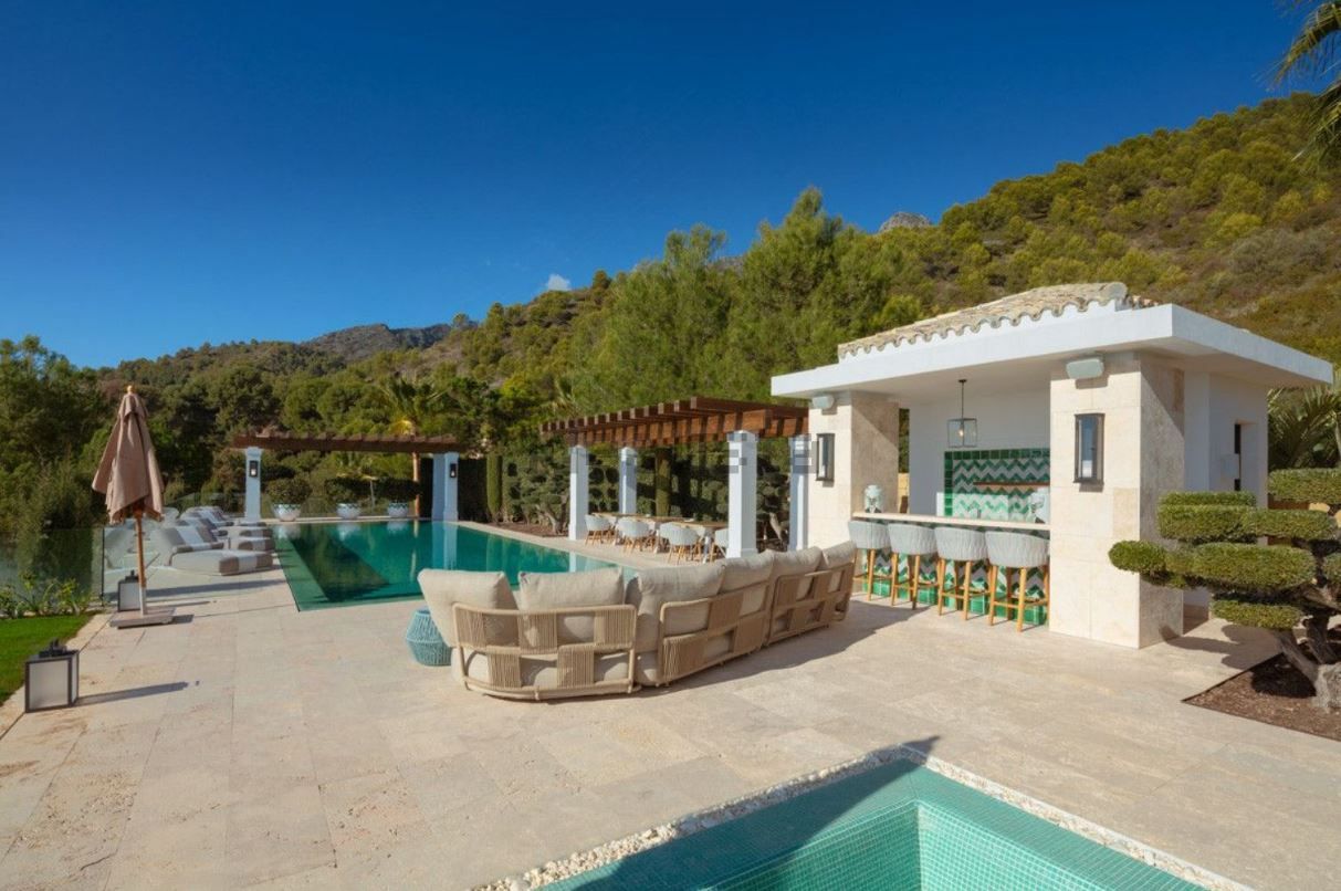 Vivienda valorada en 27,5 millones de euros y ubicada en una de la comunidades cerradas más prestigiosas de Marbella (Málaga): Cascada de Camoján, en las estribaciones de Sierra Blanca. Tiene 9 habitaciones y casi 2.500 m2.