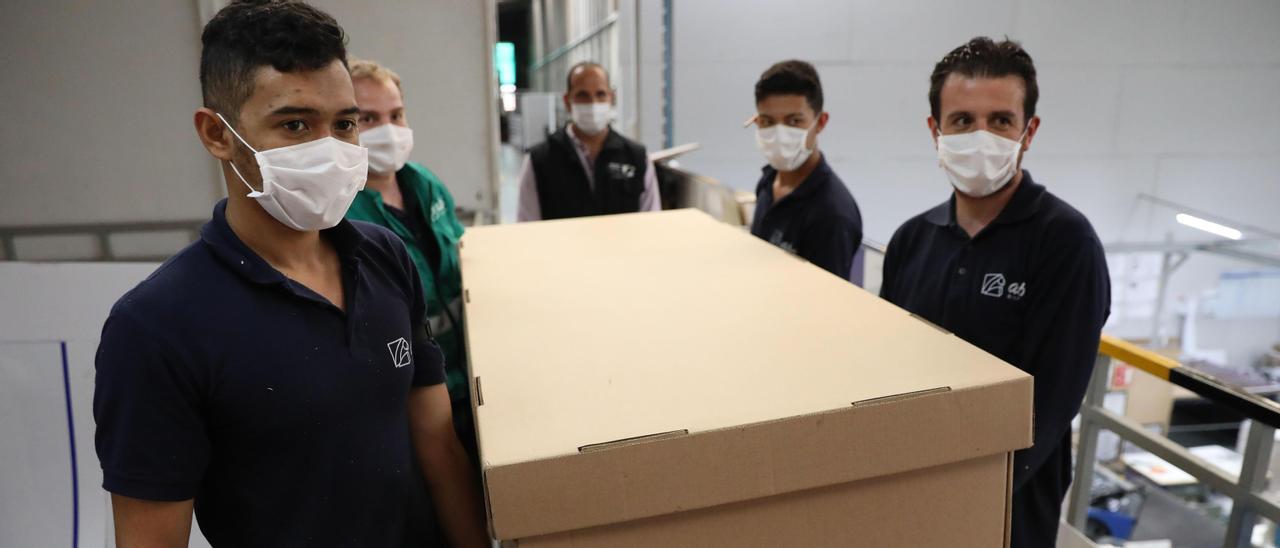 Una empresa fabrica camas hospitalarias de cartón que se pueden convertir en ataúdes
